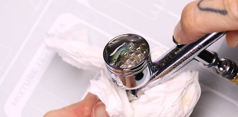 Nettoyer l'aérographe avec l'Airbrush Cleaner